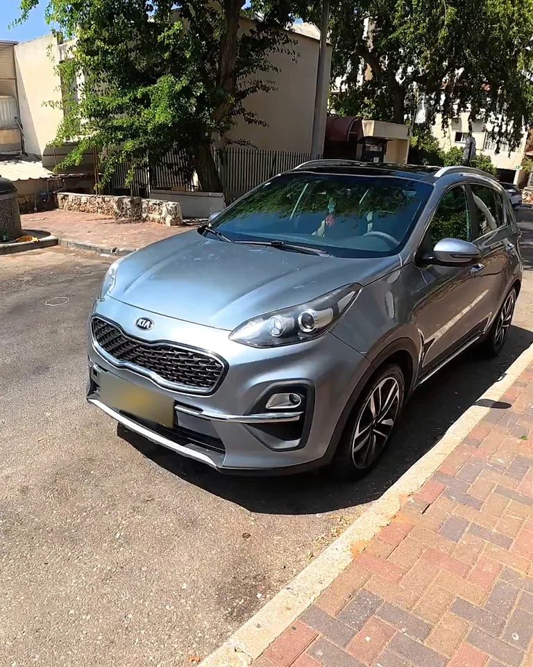 רכב קיה כסוף לצד המדרכה, מתוך צילום העבודה של Testor