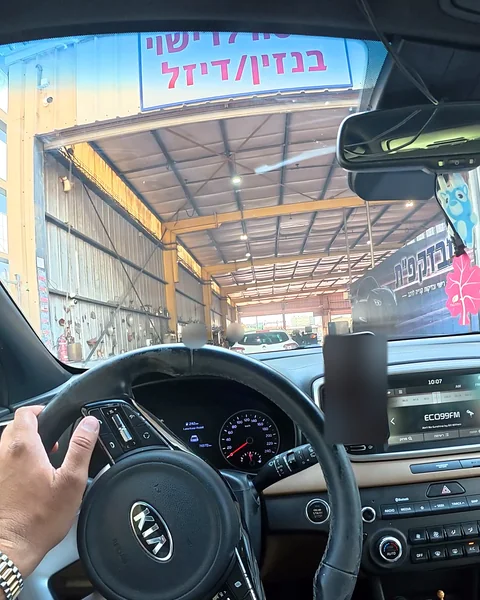 רכב בכניסה למכון הרישוי