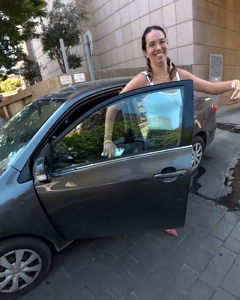 הלקוחה לצד רכבו של איש הצוות לאחר סיום השירות והחזרת רכבה