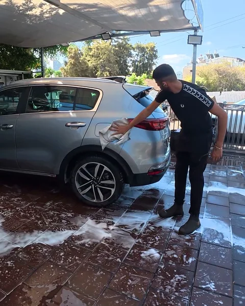 ניגוב הרכב במתחם השטיפה לאחר הטסט
