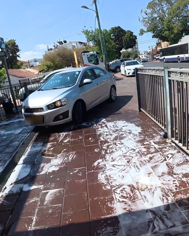 רכב חונה מול מכון שטיפה